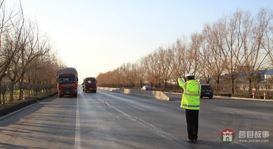 民警在路口設(shè)置崗口定點(diǎn)檢查