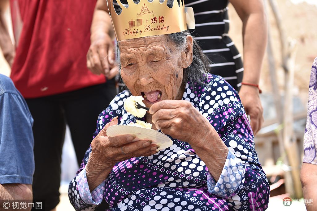 日照105歲老人生日 30多位子孫磕頭祝壽