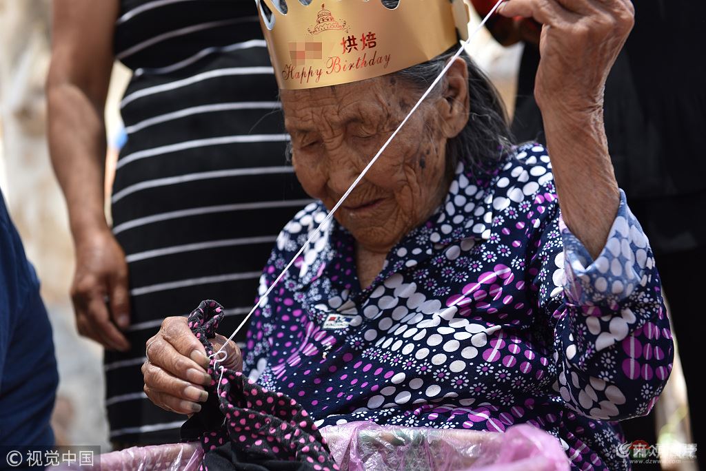 日照105歲老人生日 30多位子孫磕頭祝壽